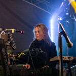 Katri Ylander bändeineen