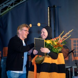 Juontaja haastattelee juuri valittua Hörhiäistä.