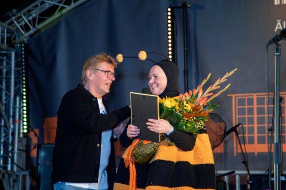 Juontaja haastattelee juuri valittua Hörhiäistä.