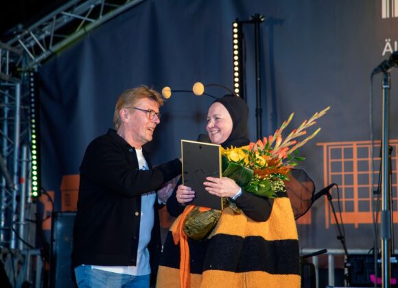 Juontaja haastattelee juuri valittua Hörhiäistä.