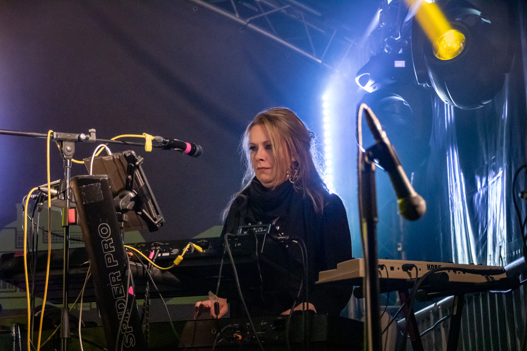 Katri Ylander bändeineen